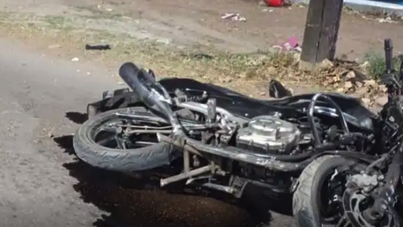 Murió un hombre luego de caer de su moto y quedar tendido en el asfalto